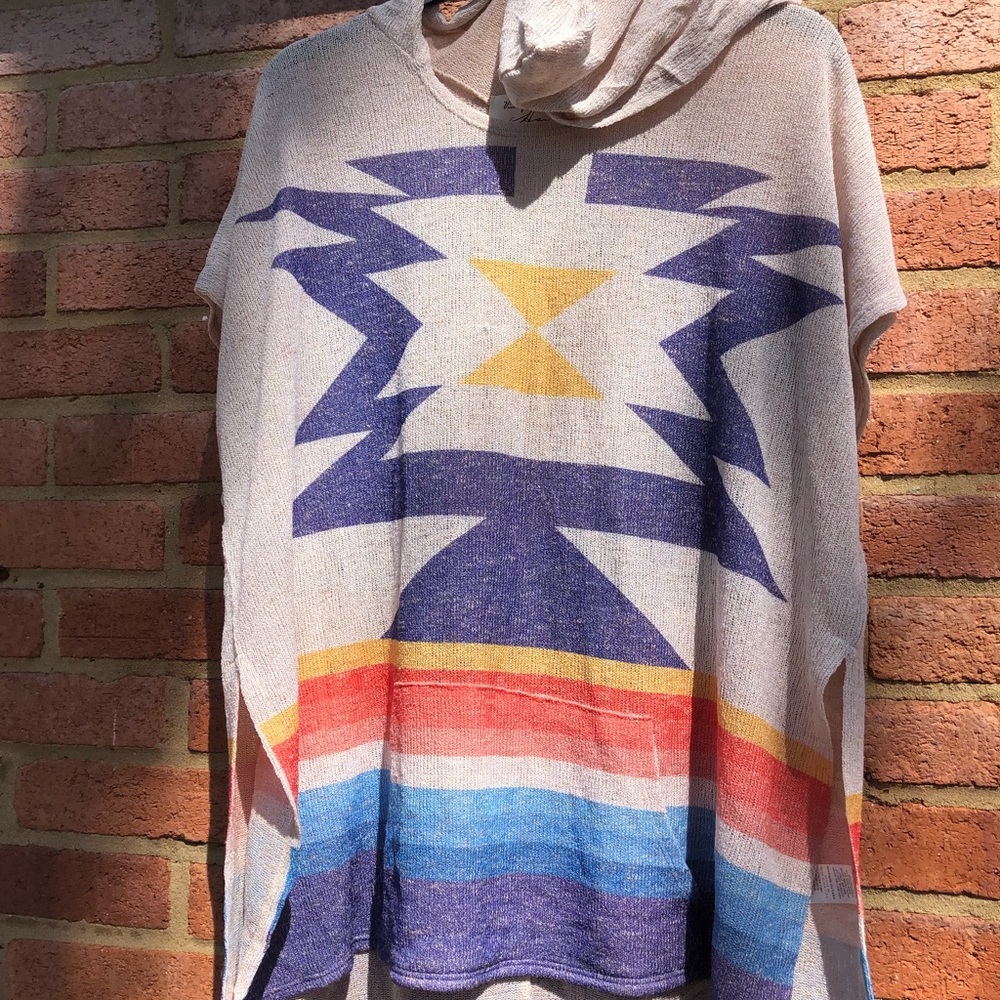 $6 add on bundle! Vintage Havana short sleeve hooded pullover. Size small.